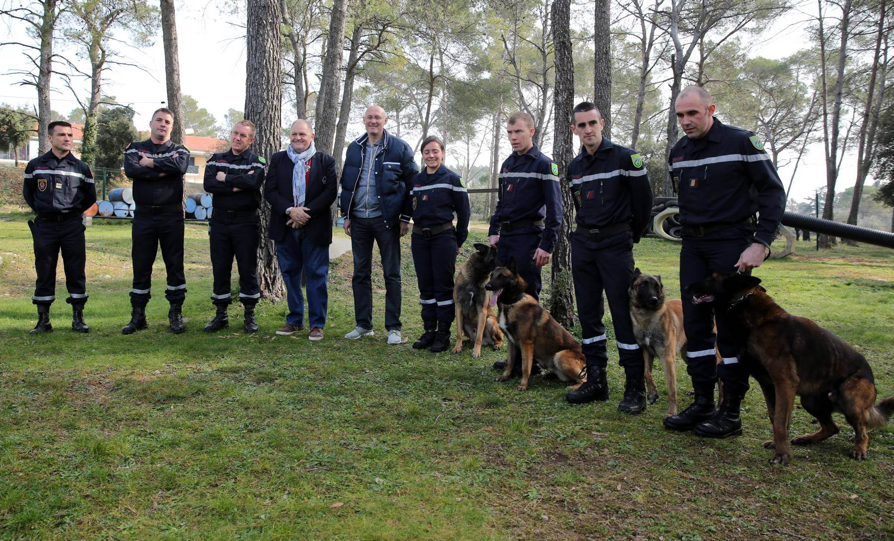 Photo de l'équipe et des chiens de la Sécurité Civile de Brignoles